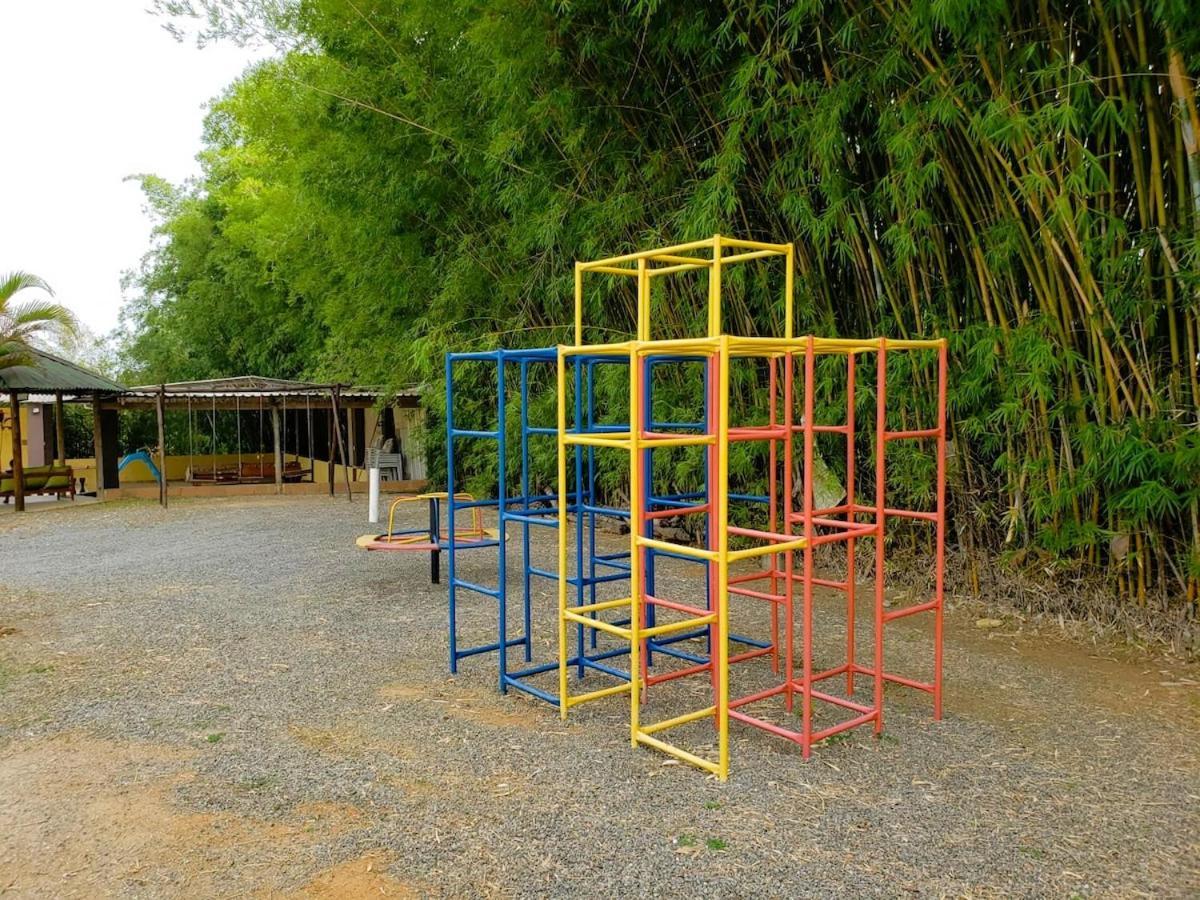 Chacara Charmosa Com Piscina, Campo De Futebol Villa กวาราชินเกตา ภายนอก รูปภาพ